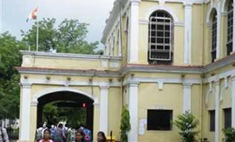 परीक्षा टालने की साजिश: इंदौर में छात्रों ने फैलाई प्रिंसिपल के निधन की झूठी खबर परीक्षा टालने की साजिश: इंदौर में छात्रों ने फैलाई प्रिंसिपल के निधन की झूठी खबर