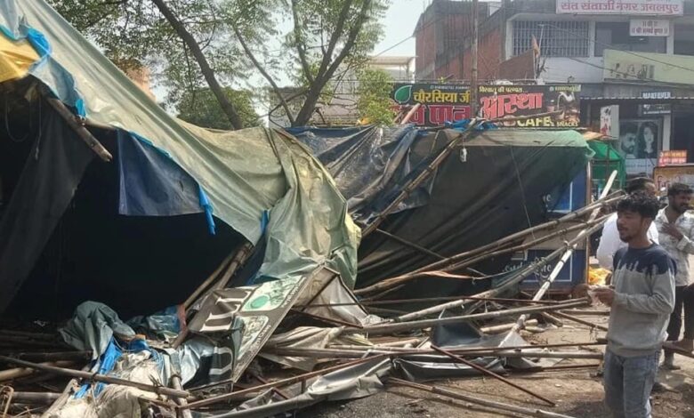 जबलपुर: विजय नगर की 20 साल पुरानी अवैध चौपाटी पर चला नगर निगम का बुलडोजर जबलपुर: विजय नगर की 20 साल पुरानी अवैध चौपाटी पर चला नगर निगम का बुलडोजर