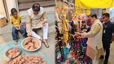 मंत्री  टेटवाल ने स्थानीय कुम्हारों द्वारा बनाए गए दियों को खरीद कर वोकल फॉर लोकल का दिया संदेश मंत्री  टेटवाल ने स्थानीय कुम्हारों द्वारा बनाए गए दियों को खरीद कर वोकल फॉर लोकल का दिया संदेश