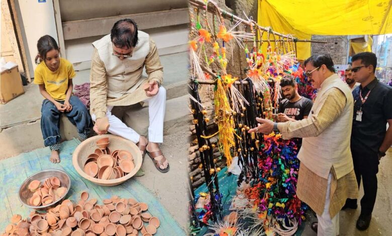 मंत्री टेटवाल ने स्थानीय कुम्हारों द्वारा बनाए गए दियों को खरीद कर वोकल फॉर लोकल का दिया संदेश मंत्री टेटवाल ने स्थानीय कुम्हारों द्वारा बनाए गए दियों को खरीद कर वोकल फॉर लोकल का दिया संदेश