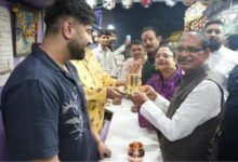 धनतेरस पर मामा का ह्यूमर! चांदी का सिक्का देखकर बोले – ‘महंगा है तो छोटा ले लेते हैं’