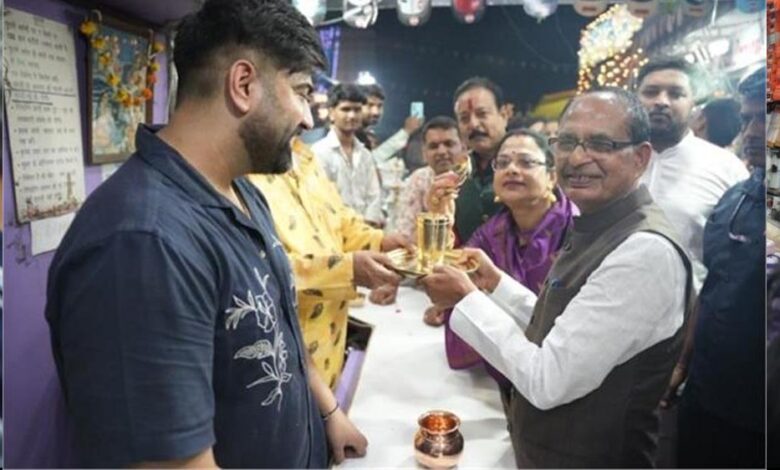 धनतेरस पर मामा का ह्यूमर! चांदी का सिक्का देखकर बोले – ‘महंगा है तो छोटा ले लेते हैं’ धनतेरस पर मामा का ह्यूमर! चांदी का सिक्का देखकर बोले – ‘महंगा है तो छोटा ले लेते हैं’