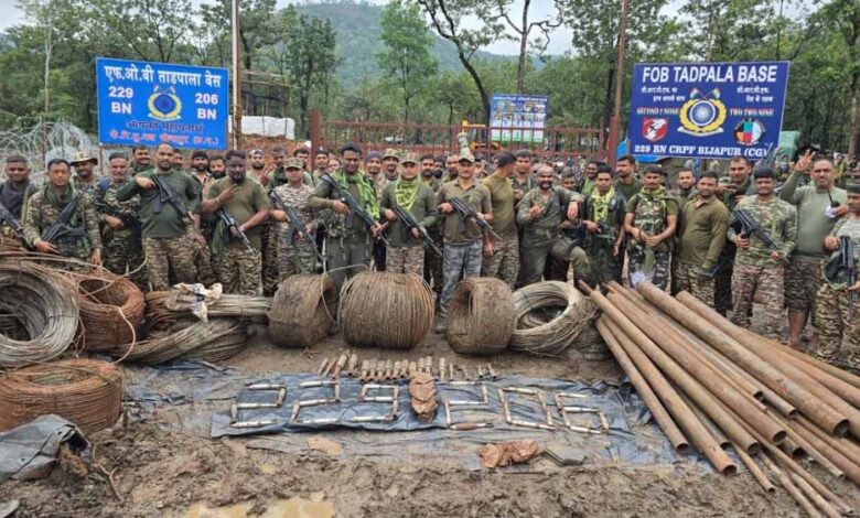 नक्सलियों की बड़ी साजिश फेल: कर्रेगुट्टा पहाड़ी से हथियारों और 5 प्रेशर IED बरामद नक्सलियों की बड़ी साजिश फेल: कर्रेगुट्टा पहाड़ी से हथियारों और 5 प्रेशर IED बरामद