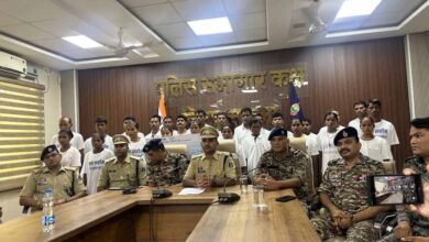 लाल आतंक से निजात: 27 नक्सली लौटे मुख्यधारा, 50 लाख का इनाम रद्द लाल आतंक से निजात: 27 नक्सली लौटे मुख्यधारा, 50 लाख का इनाम रद्द
