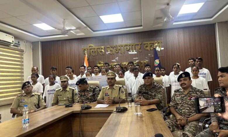 लाल आतंक से निजात: 27 नक्सली लौटे मुख्यधारा, 50 लाख का इनाम रद्द लाल आतंक से निजात: 27 नक्सली लौटे मुख्यधारा, 50 लाख का इनाम रद्द