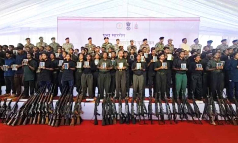 छत्तीसगढ़ में नक्सलवाद को बड़ा झटका: 208 नक्सलियों ने हथियार डाल किए आत्मसमर्पण छत्तीसगढ़ में नक्सलवाद को बड़ा झटका: 208 नक्सलियों ने हथियार डाल किए आत्मसमर्पण