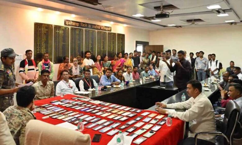 धनतेरस पर दंतेवाड़ा पुलिस की बड़ी पहल, लौटाए 107 खोए हुए मोबाइल धनतेरस पर दंतेवाड़ा पुलिस की बड़ी पहल, लौटाए 107 खोए हुए मोबाइल