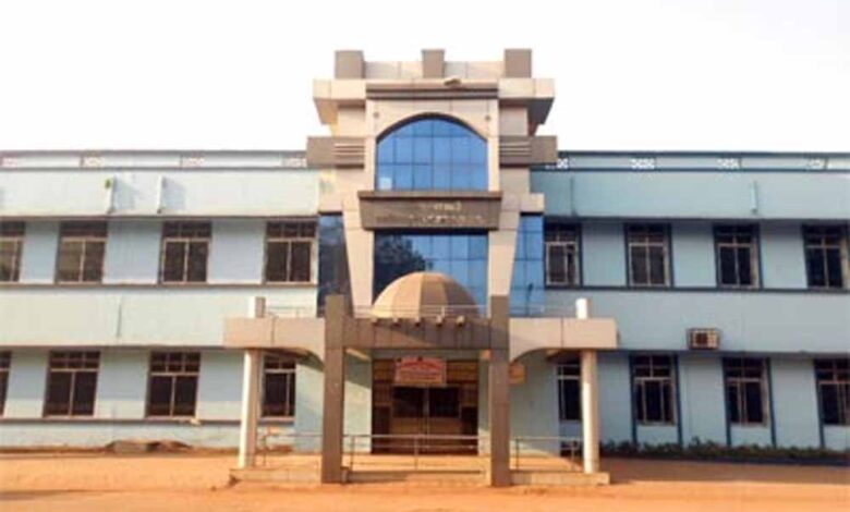 सिम्स में पकड़ाया दलाल, मरीज को बहलाने का किया प्रयास, किया पुलिस के हवाले सिम्स में पकड़ाया दलाल, मरीज को बहलाने का किया प्रयास, किया पुलिस के हवाले