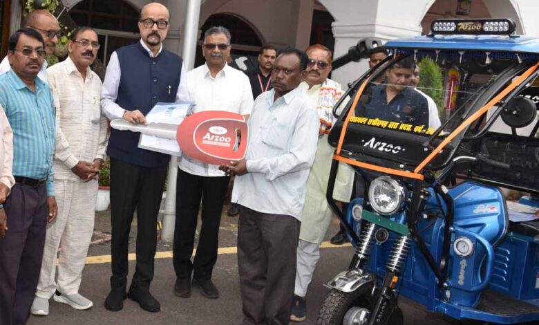 राज्यपाल डेका ने सरस्वती शिक्षा संस्थान को प्रदान किए चार ई-रिक्शे राज्यपाल डेका ने सरस्वती शिक्षा संस्थान को प्रदान किए चार ई-रिक्शे