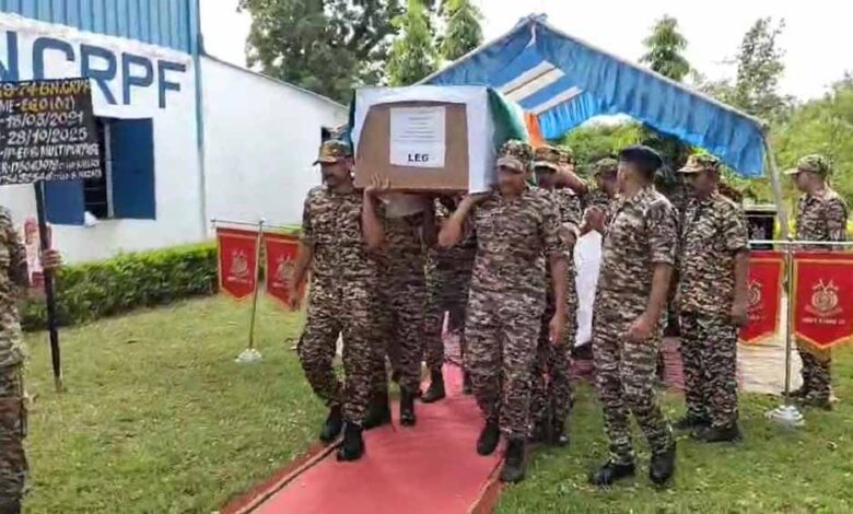 सेवा और शौर्य की मिसाल: नक्सल क्षेत्रों में कई जानें बचाने वाला CRPF का डॉग ‘EGO’ हुआ शहीद सेवा और शौर्य की मिसाल: नक्सल क्षेत्रों में कई जानें बचाने वाला CRPF का डॉग ‘EGO’ हुआ शहीद