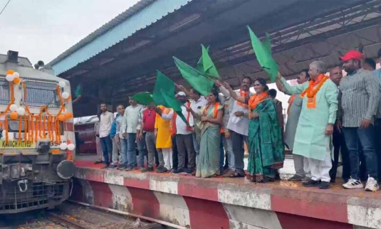 ‘श्री राम लला दर्शन योजना’ के तहत श्रद्धालुओं की विशेष ट्रेन रवाना, विधायक धरमलाल कौशिक ने किया शुभारंभ ‘श्री राम लला दर्शन योजना’ के तहत श्रद्धालुओं की विशेष ट्रेन रवाना, विधायक धरमलाल कौशिक ने किया शुभारंभ