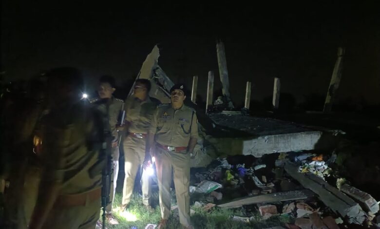 अयोध्या में भीषण विस्फोट से ढहा मकान, मलबे में दबकर घर के 5 लोगों की मौत, सीएम योगी ने अफसरों को किया ऐक्टिव अयोध्या में भीषण विस्फोट से ढहा मकान, मलबे में दबकर घर के 5 लोगों की मौत, सीएम योगी ने अफसरों को किया ऐक्टिव