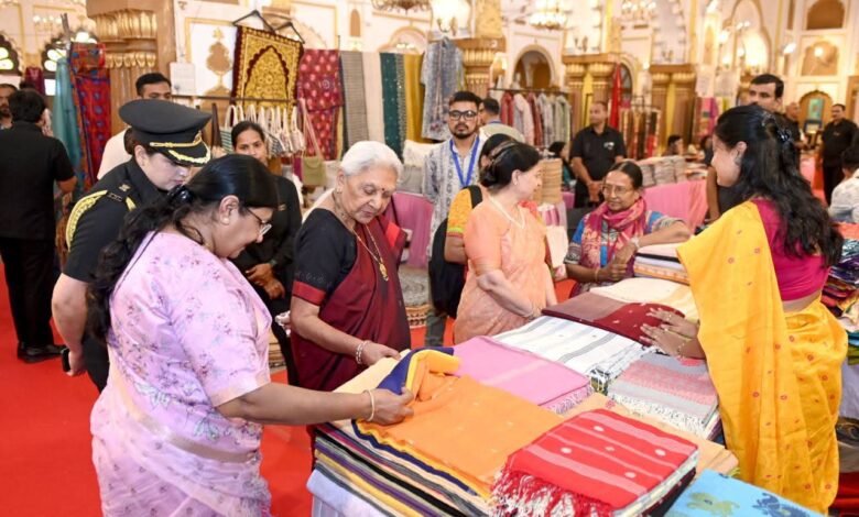 राज्यपाल आनंदीबेन पटेल ने लखनऊ में क्राफ्टरूट्स हस्तशिल्प प्रदर्शनी का किया उद्घाटन राज्यपाल आनंदीबेन पटेल ने लखनऊ में क्राफ्टरूट्स हस्तशिल्प प्रदर्शनी का किया उद्घाटन