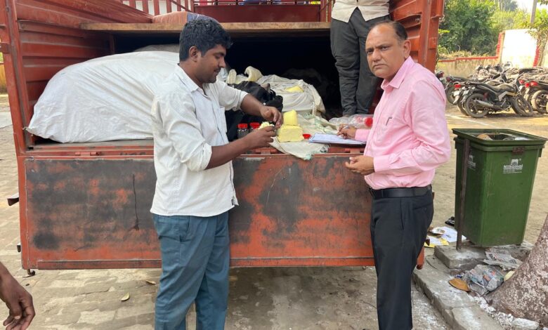 बागपतः दीपावली से पहले खाद्य सुरक्षा विभाग ने मिलावटखोरों पर किया कड़ा एक्शन, दर्जनों क्विंटल खाद्य सामग्री नष्ट की बागपतः दीपावली से पहले खाद्य सुरक्षा विभाग ने मिलावटखोरों पर किया कड़ा एक्शन, दर्जनों क्विंटल खाद्य सामग्री नष्ट की