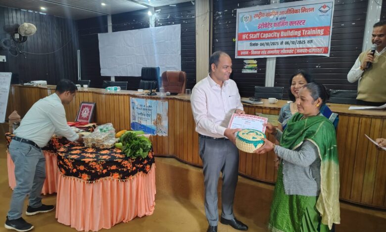 उत्तराखंड: दीपावली पर महिलाओं द्धारा लगाई गई उत्पादों की प्रदर्शनी उत्तराखंड: दीपावली पर महिलाओं द्धारा लगाई गई उत्पादों की प्रदर्शनी