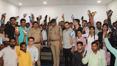 कन्नौज पुलिस ने दिवाली से पहले 222 मोबाइल फोन बरामद कर लौटाए, लोगों को मिला खुशी का तोहफा कन्नौज पुलिस ने दिवाली से पहले 222 मोबाइल फोन बरामद कर लौटाए, लोगों को मिला खुशी का तोहफा