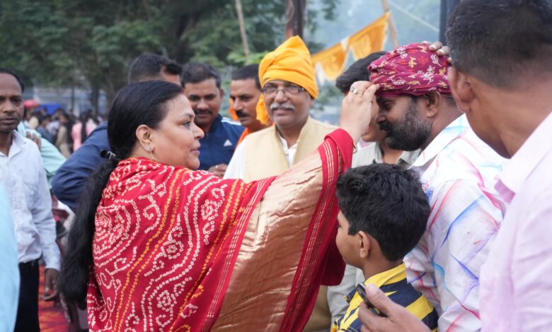 ग्रामीण विकास मंत्री दीपिका पांडेय सिंह ने भगवान सूर्य को अर्पित किया अर्घ्य ग्रामीण विकास मंत्री दीपिका पांडेय सिंह ने भगवान सूर्य को अर्पित किया अर्घ्य