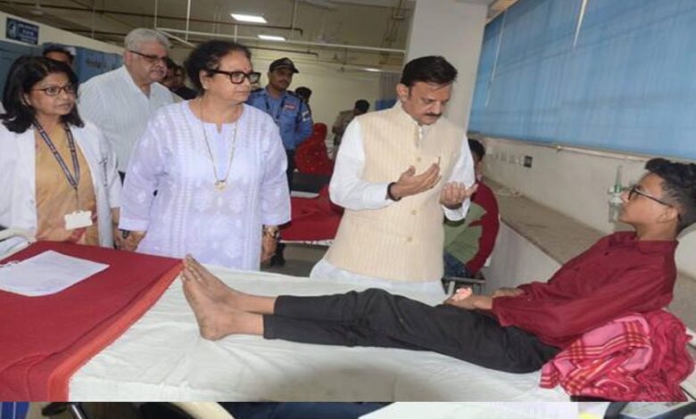 उप मुख्यमंत्री  शुक्ल ने हमीदिया अस्पताल में कार्बाइड गन से प्रभावित युवाओं एवं बच्चों का हाल जाना उप मुख्यमंत्री  शुक्ल ने हमीदिया अस्पताल में कार्बाइड गन से प्रभावित युवाओं एवं बच्चों का हाल जाना