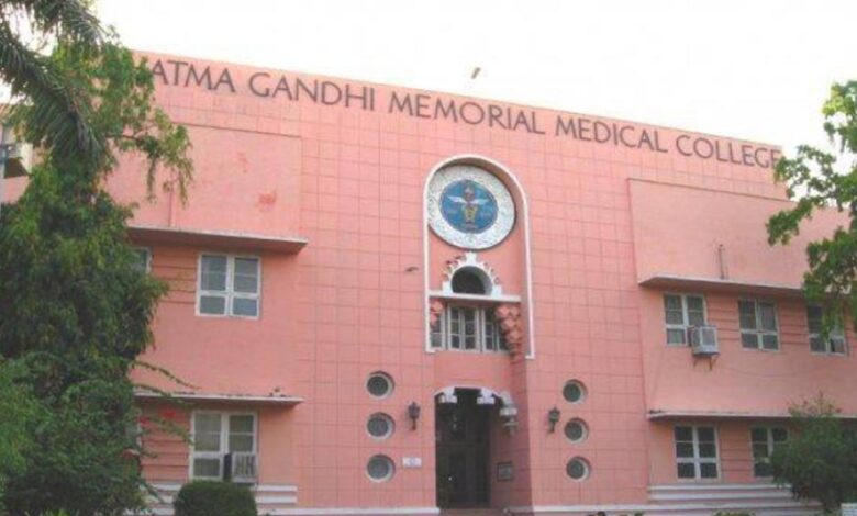 पीजी स्टूडेंट ने लगाया गंभीर आरोप: प्रताड़ना से 22 किलो वजन घटा, OT से बेदखल करने की धमकी पीजी स्टूडेंट ने लगाया गंभीर आरोप: प्रताड़ना से 22 किलो वजन घटा, OT से बेदखल करने की धमकी