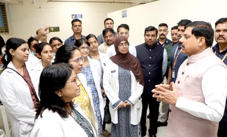 मुख्यमंत्री डॉ. यादव ने हमीदिया हॉस्पिटल में बच्चों और नागरिकों के स्वास्थ्य का हाल-चाल जाना मुख्यमंत्री डॉ. यादव ने हमीदिया हॉस्पिटल में बच्चों और नागरिकों के स्वास्थ्य का हाल-चाल जाना