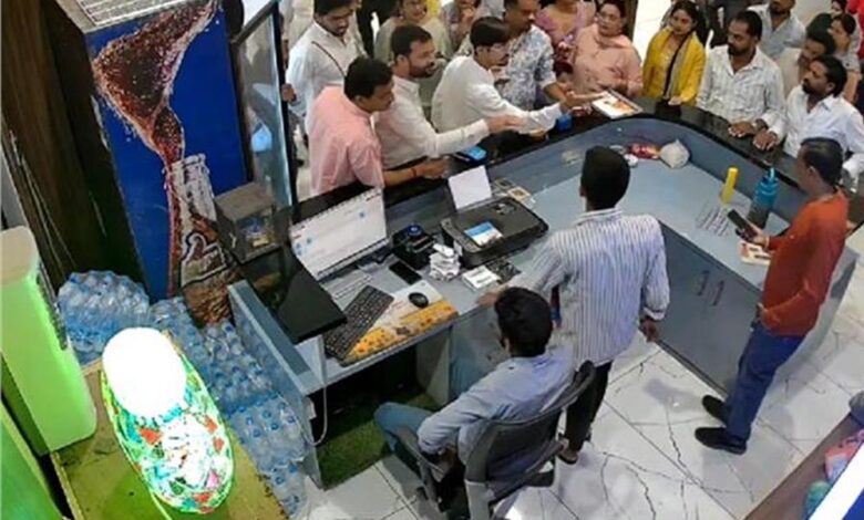 पूर्व मंत्री मोतीलाल दवे के बेटे और पोते की गुंडागर्दी, होटल में CEO से मारपीट, FIR दर्ज पूर्व मंत्री मोतीलाल दवे के बेटे और पोते की गुंडागर्दी, होटल में CEO से मारपीट, FIR दर्ज