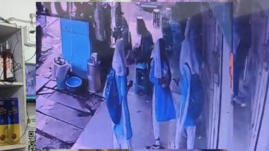 मंडला : स्कूल ड्रेस में पीठ पर बस्ता लिए दो छात्राओं ने खरीदी शराब, वायरल तस्वीर से मचा हड़कंप; SDM और आबकारी अधिकारी ने किया बयान मंडला : स्कूल ड्रेस में पीठ पर बस्ता लिए दो छात्राओं ने खरीदी शराब, वायरल तस्वीर से मचा हड़कंप; SDM और आबकारी अधिकारी ने किया बयान