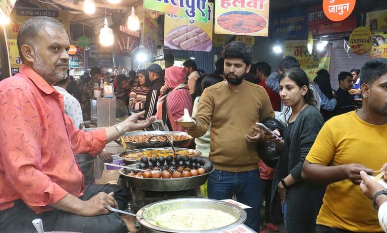 इंदौर : सराफा चौपाटी में परंपरागत व्यंजनों की दुकानों को लेकर निगम की बैठक, सैंडविच और चाइनिज स्टॉल पर उठे सवाल इंदौर : सराफा चौपाटी में परंपरागत व्यंजनों की दुकानों को लेकर निगम की बैठक, सैंडविच और चाइनिज स्टॉल पर उठे सवाल