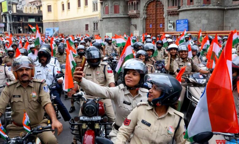 इंदौर के चेकिंग पॉइंट पर 6 नवंबर से दिखेगी नई पुलिस टेक्नोलॉजी, बॉडी कैमरा और POS मशीन के साथ इंदौर के चेकिंग पॉइंट पर 6 नवंबर से दिखेगी नई पुलिस टेक्नोलॉजी, बॉडी कैमरा और POS मशीन के साथ