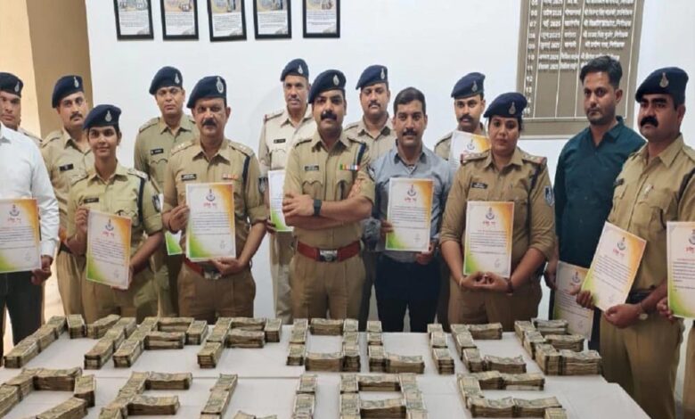 देवास पुलिस का बड़ा खुलासा: इंदौर जा रही बस से चोरी हुई 250 गड्डियां 500-500 के नोटों की देवास पुलिस का बड़ा खुलासा: इंदौर जा रही बस से चोरी हुई 250 गड्डियां 500-500 के नोटों की