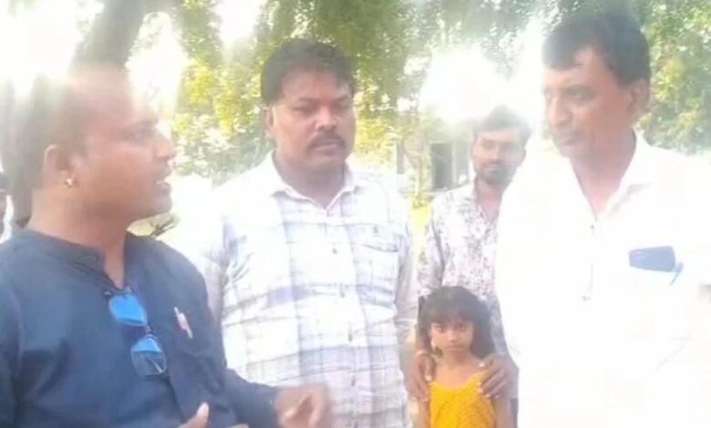 बुरहानपुर: हिंदू बच्चों को नमाज सिखाने वाले सरकारी शिक्षक निलंबित बुरहानपुर: हिंदू बच्चों को नमाज सिखाने वाले सरकारी शिक्षक निलंबित
