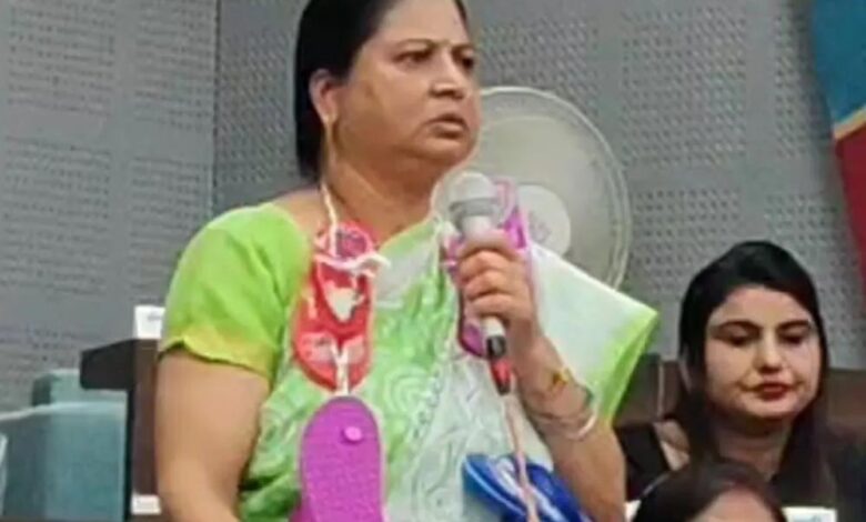 BJP महिला पार्षद ने चप्पल की माला पहन निगम कार्यालय पहुंचकर लगाए गंभीर आरोप BJP महिला पार्षद ने चप्पल की माला पहन निगम कार्यालय पहुंचकर लगाए गंभीर आरोप