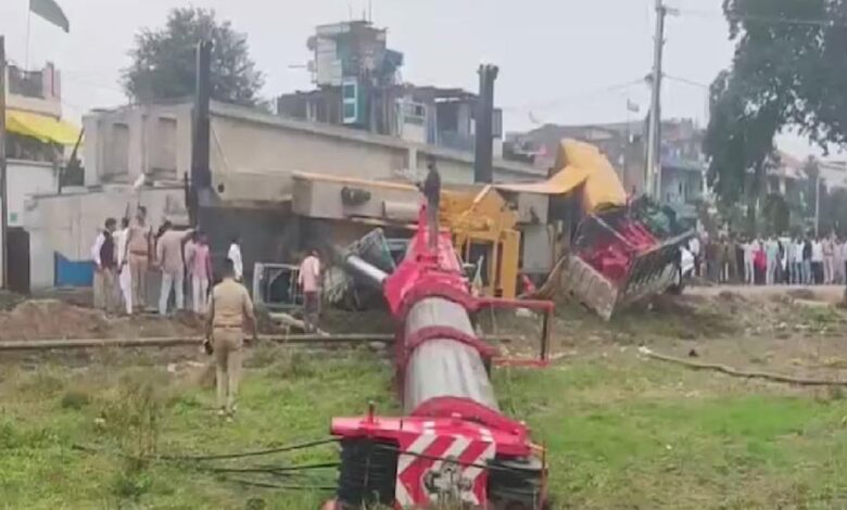 धार: पिथमपुर-सागौर रेलवे ब्रिज निर्माण में क्रेन पलटी, दो की मौत धार: पिथमपुर-सागौर रेलवे ब्रिज निर्माण में क्रेन पलटी, दो की मौत