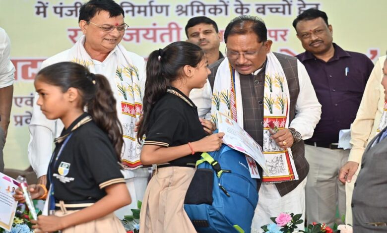 रायपुर : विशेष लेख :राज्य सरकार के प्रयासों से श्रमिकों के जीवन में आ रहा है बदलाव रायपुर : विशेष लेख :राज्य सरकार के प्रयासों से श्रमिकों के जीवन में आ रहा है बदलाव