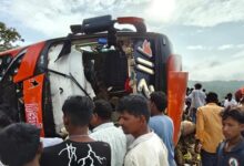 बड़वानी में नर्मदा परिक्रमा बस पलटी, 30 से ज्यादा घायल; 1 श्रद्धालु की मौत