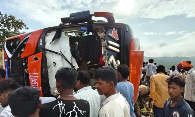 बड़वानी में नर्मदा परिक्रमा बस पलटी, 30 से ज्यादा घायल; 1 श्रद्धालु की मौत बड़वानी में नर्मदा परिक्रमा बस पलटी, 30 से ज्यादा घायल; 1 श्रद्धालु की मौत