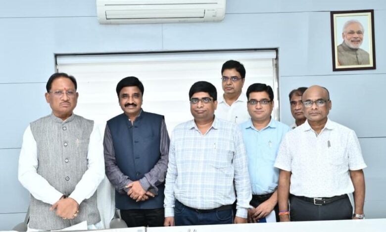 मुख्यमंत्री से मिला छत्तीसगढ़ कर्मचारी-अधिकारी फेडरेशन और जनसंपर्क अधिकारी संघ का संयुक्त प्रतिनिधिमंडल मुख्यमंत्री से मिला छत्तीसगढ़ कर्मचारी-अधिकारी फेडरेशन और जनसंपर्क अधिकारी संघ का संयुक्त प्रतिनिधिमंडल