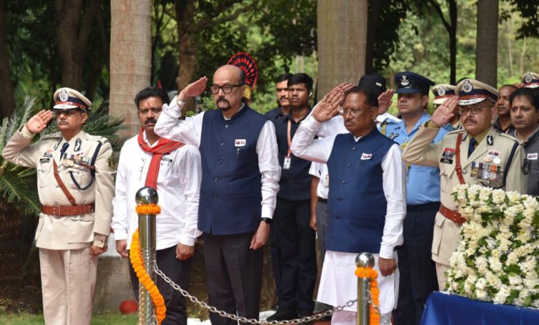 राज्यपाल  रमेन डेका और मुख्यमंत्री  विष्णु देव साय ने शहीद वाटिका पहुंचकर शहीद जवानों को दी श्रद्धांजलि राज्यपाल  रमेन डेका और मुख्यमंत्री  विष्णु देव साय ने शहीद वाटिका पहुंचकर शहीद जवानों को दी श्रद्धांजलि