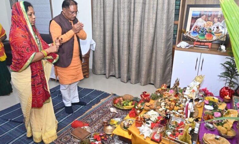 मुख्यमंत्री  विष्णु देव साय ने की गोवर्धन पूजा, प्रदेश की सुख-समृद्धि और खुशहाली की कामना की मुख्यमंत्री  विष्णु देव साय ने की गोवर्धन पूजा, प्रदेश की सुख-समृद्धि और खुशहाली की कामना की