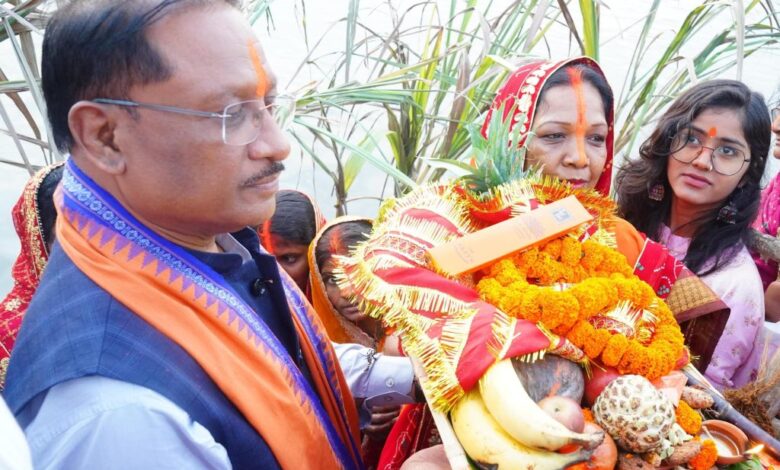 मुख्यमंत्री  साय ने कुनकुरी छठ घाट में सूर्य को दिया अर्घ्य:प्रदेश के सुख, समृद्धि और खुशहाली की कामना की मुख्यमंत्री  साय ने कुनकुरी छठ घाट में सूर्य को दिया अर्घ्य:प्रदेश के सुख, समृद्धि और खुशहाली की कामना की