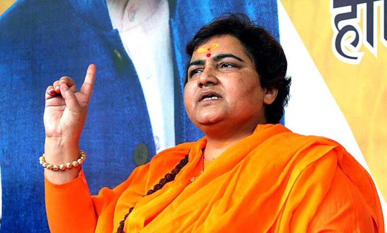 प्रज्ञा ठाकुर के विवादित बयान से भड़का सार्वजनिक आक्रोश: महिलाओं ने की तीखी निंदा प्रज्ञा ठाकुर के विवादित बयान से भड़का सार्वजनिक आक्रोश: महिलाओं ने की तीखी निंदा