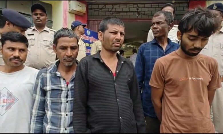 58 सीसी प्रतिबंधित सिरप की तस्करी का मामला: धनपुरी पुलिस ने एक आरोपी को गिरफ्तार किया 58 सीसी प्रतिबंधित सिरप की तस्करी का मामला: धनपुरी पुलिस ने एक आरोपी को गिरफ्तार किया