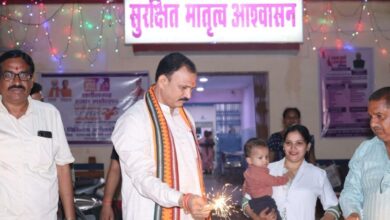 स्वास्थ्य मंत्री  श्याम बिहारी जायसवाल ने मरीजों और अस्पताल स्टाफ के साथ मनाई दिवाली, फल और मिठाई किया वितरित स्वास्थ्य मंत्री  श्याम बिहारी जायसवाल ने मरीजों और अस्पताल स्टाफ के साथ मनाई दिवाली, फल और मिठाई किया वितरित