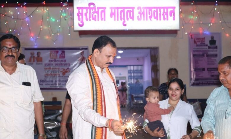 स्वास्थ्य मंत्री  श्याम बिहारी जायसवाल ने मरीजों और अस्पताल स्टाफ के साथ मनाई दिवाली, फल और मिठाई किया वितरित स्वास्थ्य मंत्री  श्याम बिहारी जायसवाल ने मरीजों और अस्पताल स्टाफ के साथ मनाई दिवाली, फल और मिठाई किया वितरित