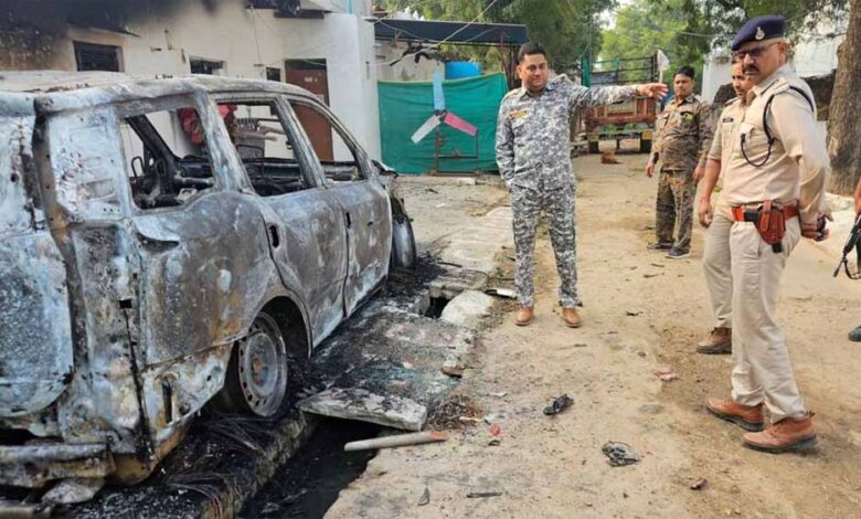 भिंड में सनसनीखेज वारदात: युवक की हत्या के बाद भड़के परिजन, आरोपी के घर पर हमला कर लगाई आग भिंड में सनसनीखेज वारदात: युवक की हत्या के बाद भड़के परिजन, आरोपी के घर पर हमला कर लगाई आग