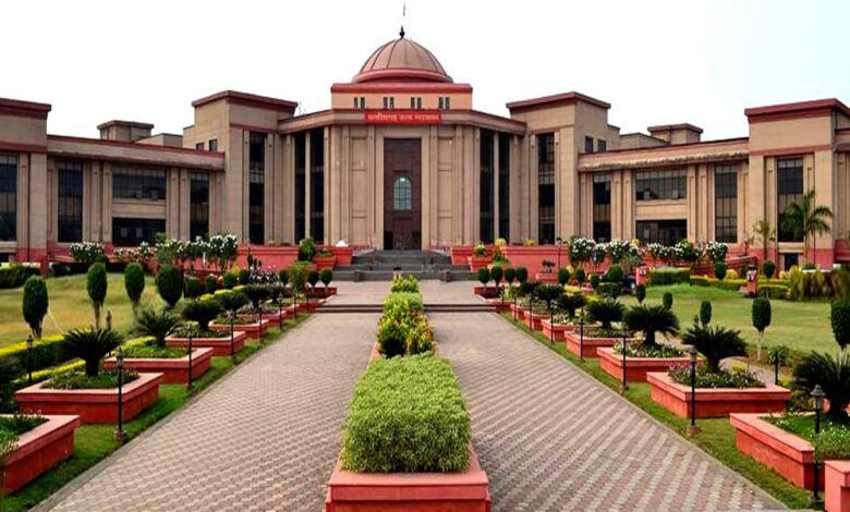 CG HC ने GGU के कुलपति और रजिस्ट्रार को भेजा नोटिस, नियुक्तियों के मापदंडों पर मांगा स्पष्टीकरण CG HC ने GGU के कुलपति और रजिस्ट्रार को भेजा नोटिस, नियुक्तियों के मापदंडों पर मांगा स्पष्टीकरण