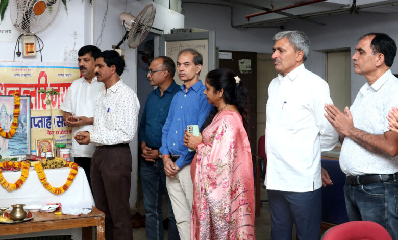 सचिवालय परिसर में धन्वंतरि आरोग्य सप्ताह एवं धन्वंतरि जयंती का हुआ आयोजन निरोगी जीवन एवं स्वस्थ आहार विहार पर की गई चर्चा सचिवालय परिसर में धन्वंतरि आरोग्य सप्ताह एवं धन्वंतरि जयंती का हुआ आयोजन निरोगी जीवन एवं स्वस्थ आहार विहार पर की गई चर्चा