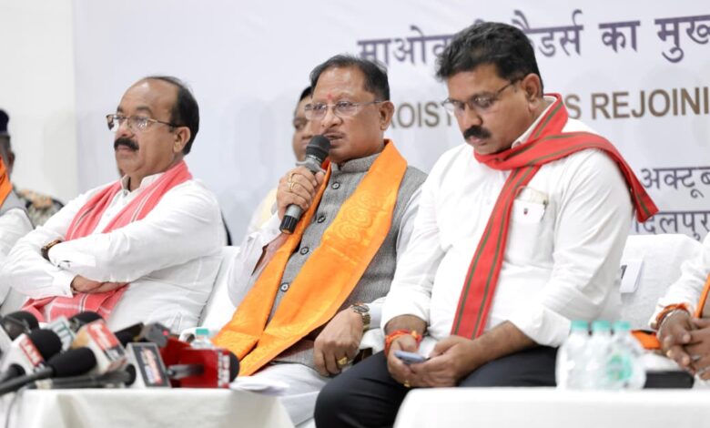 मुख्यधारा में लौटे माओवादी कैडर — बस्तर में शांति, विश्वास और विकास की नई सुबह : मुख्यमंत्री विष्णु देव साय…. मुख्यधारा में लौटे माओवादी कैडर — बस्तर में शांति, विश्वास और विकास की नई सुबह : मुख्यमंत्री विष्णु देव साय….