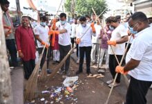 राजस्व मंत्री टंक राम वर्मा ने खेल मैदान में सफाई कर दिया स्वच्छता का संदेश….