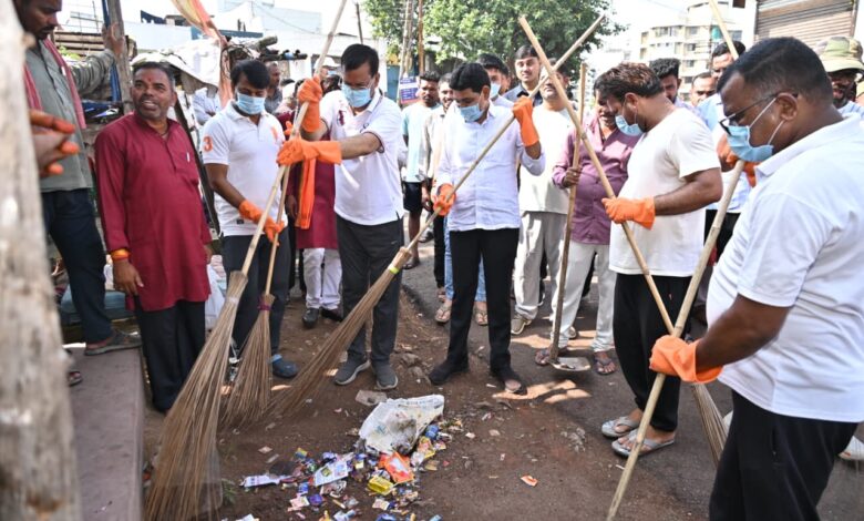 राजस्व मंत्री टंक राम वर्मा ने खेल मैदान में सफाई कर दिया स्वच्छता का संदेश….