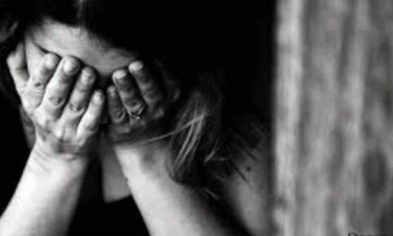 किन्नर के डेरे में युवती से दुष्कर्म का आरोप, पुलिस ने की जांच शुरू किन्नर के डेरे में युवती से दुष्कर्म का आरोप, पुलिस ने की जांच शुरू